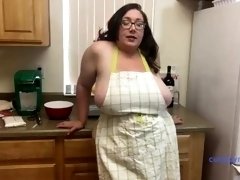 Amateur Huge Tit BBW Shows off Sexy Body in Kitchen Wearing Just an Apron
