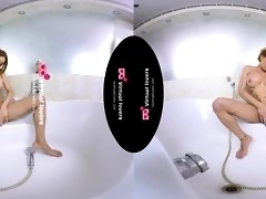 TSVirtuallovers - Shemale jerking off in bathtub